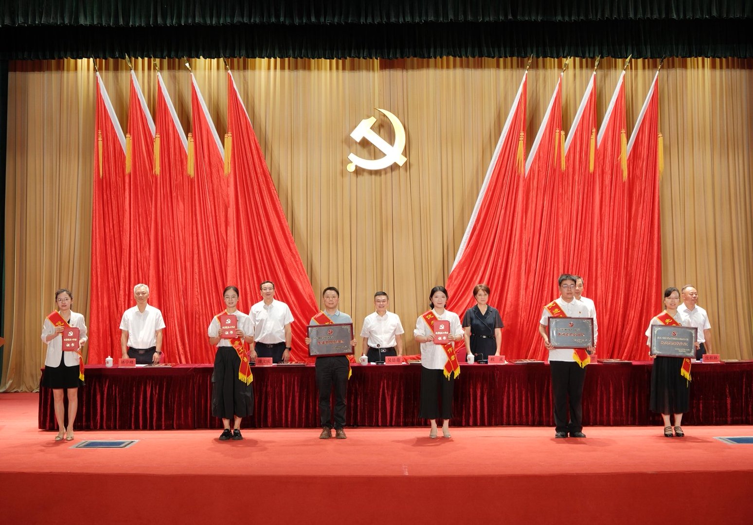 3奖牌.jpg